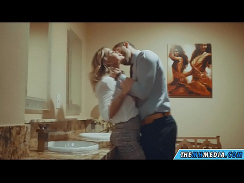 ❤️ جڏهن هڪ busty سنهري اوھان کي هڪ عوامي آرام روم ۾ seduces ❌❤